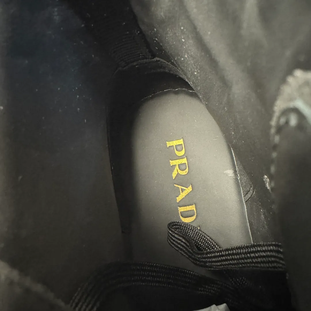 Batch 1020 Prada/Prada classic men's high-top air-cushion casual leather shoes, business formal leather shoes! Exclusive new air-cushion short boots for autumn and winter. Made in Guangdong, please pay attention to the details and pursue high quality. Italian original open-edge bead/matte calfskin styles are available. Low-key luxury, geometric tailoring, motorcycle imported from Germany, precision stitching, simple glossy surface, classic European and American style, clear water chestnuts, extended lace-up upper to better fit the shape of the foot, classic silver metal triangle logo details on the side, simple glossy surface, standard formal wear, full calfskin interior, exclusive gold label foot pads from P family, heel webbing heel, upper foot is stable and comfortable, original ultra-soft air cushion outsole, silver label PRADA letter logo decoration on the heel, rubber bottom layer wrapping, high comfort Excellent anti-slip performance, stitching technology, no slipping off the sole, more durable, 3.5CM thick sole, more adaptable, can enter and exit various occasions, fine workmanship, clear edges and corners of the shoe shape, perfect as a work of art, quality assurance, complete package! Size: 38-39-40-41-42-43-44 Leather shoe size Item number: 2TG242 Open edge beads